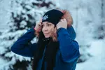 Univerzálna folklórna úpletová čiapka s výšivkou "Kristián biely" | Typ: čierna