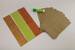 Papierové vrecká, lepidlo a kreatívny papier (zlatý, červený, svetlozelený)