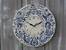 Ručne maľované hodiny s ľudovým vzorom "Vajnory" (biele s modrým vzorom)