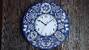 Ručne maľované hodiny s holubicami a ľudovým vzorom "Vajnory" (modré)